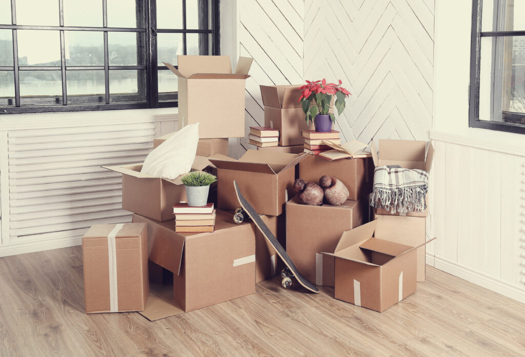 moving-home-with-cardboard-boxes- Raumix